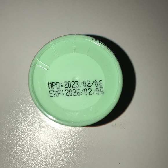 Give Them Lala Sugar Lips Exfoliating Lip Scrub - Picture 3 of 4